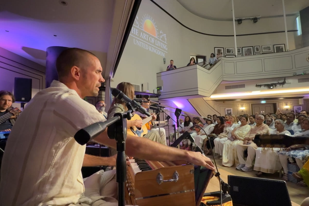 Jorn Ayan at the harmonium in front of a full hall, London 2025